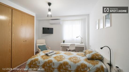 Se alquila habitación en apartamento de 5 dormitorios en Burjassot - VALENCIA