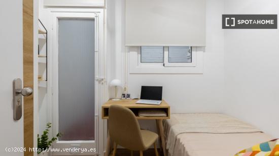 Se alquilan habitaciones en un apartamento de 3 dormitorios en Les Corts - BARCELONA