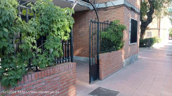 SE VENDE INMUEBLE EN REYES CATOLICOS - MADRID