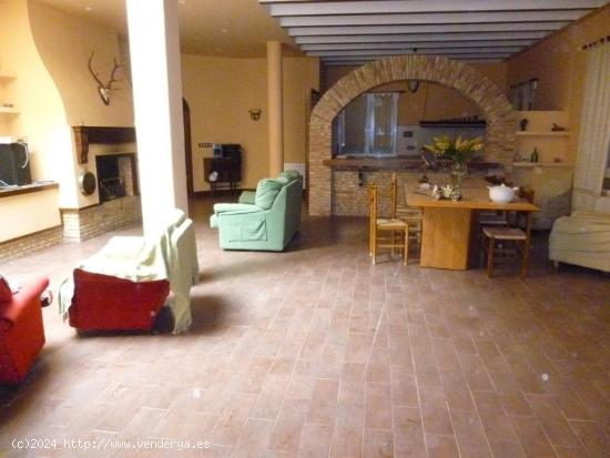 EXCELENTE  CHALET DE 5 DORMITORIOS - ALBACETE