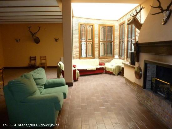 EXCELENTE  CHALET DE 5 DORMITORIOS - ALBACETE