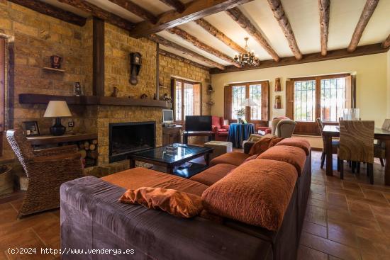 Chalet de estilo rústico con materiales de alta calidad - MURCIA