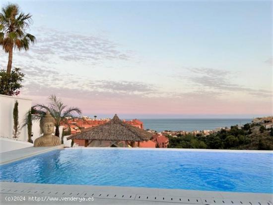 IMPRESIONANTE VILLA CON VISTAS PANORAMICAS AL MAR EN TORREBLANCA - MALAGA