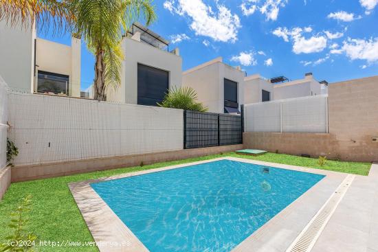  VILLA EN VILLA MARTIN (ORIHUELA COSTA)  140M2 DE PARCELA. 3 DORM. 2 BAÑOS. GARAJE+PISCINA. - ALICAN 