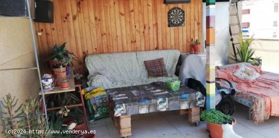 Piso con solarium de 50 m2 en segunda línea de playa, a tan sólo 72m2, con vistas al mar, en Águi