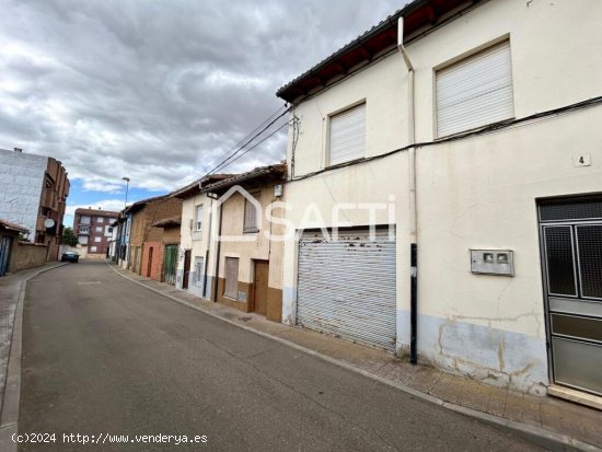 CASA DE PUEBLO EN EL ENTORNO DE LA PLAZA SANTA MARINA