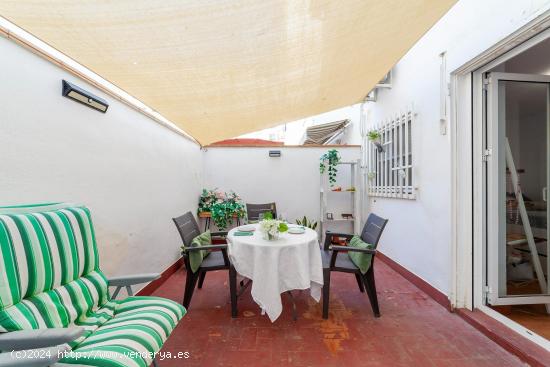 Maravillosa y amplia vivienda con preciosa terraza de 21 m2 mas garaje y trastero , 4 hab - VALENCIA