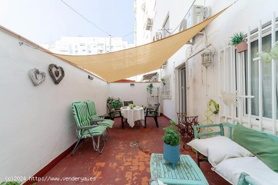 Maravillosa y amplia vivienda con preciosa terraza de 21 m2 mas garaje y trastero , 4 hab - VALENCIA