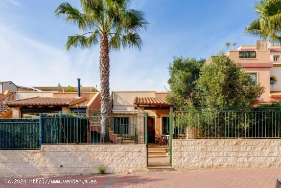 CASA EN AGUAS NUEVAS CON PISCINA, SOLÁRIUM Y JARDÍN - ALICANTE