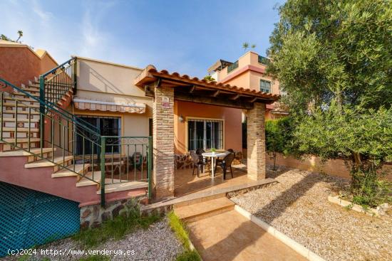 CASA EN AGUAS NUEVAS CON PISCINA, SOLÁRIUM Y JARDÍN - ALICANTE