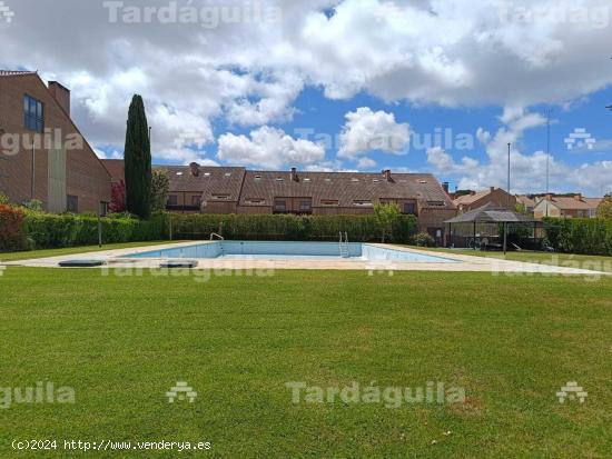 CHALET ADOSADO CON PISCINAS COMUNITARIAS Y ZONAS AJARDINADAS EN LA URBANIZACION LAS CANTERAS - SALAM