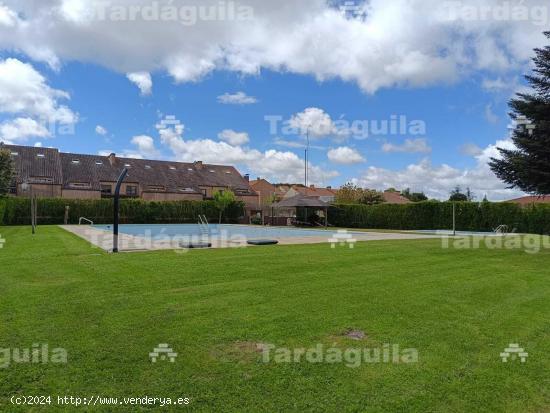 CHALET ADOSADO CON PISCINAS COMUNITARIAS Y ZONAS AJARDINADAS EN LA URBANIZACION LAS CANTERAS - SALAM