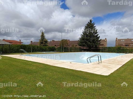 CHALET ADOSADO CON PISCINAS COMUNITARIAS Y ZONAS AJARDINADAS EN LA URBANIZACION LAS CANTERAS - SALAM