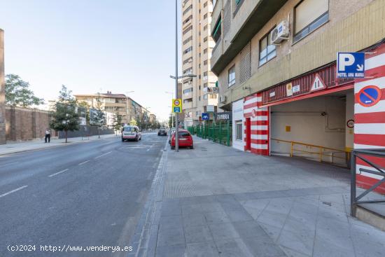  Magnífica plaza de garaje en el Edificio Atalaya, entre Camino de Ronda y Calle Arabial - GRANADA 