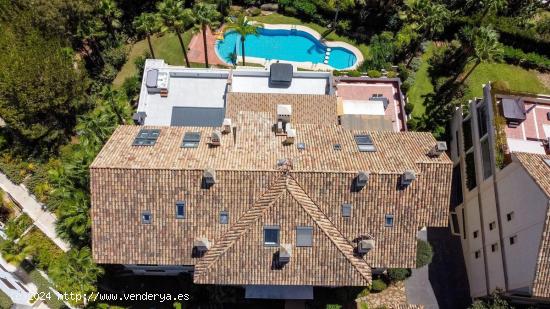 Ático dúplex reformado de 3 dormitorios, 3 baños con vistas al mar. Milla de Oro, Marbella - MALA