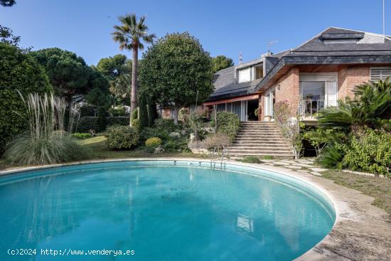 EXTRAORDINARIA CASA CON PISCINA, JARDÍN y LUZ NATURAL - BARCELONA