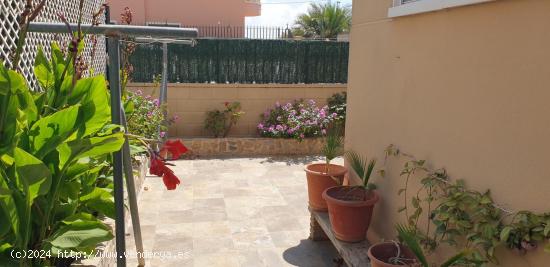 Bungaló de 3 plantas Zona Matola - ALICANTE