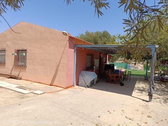 OPORTUNIDAD, CASA CON TERRENO Y PISCINA - ALICANTE