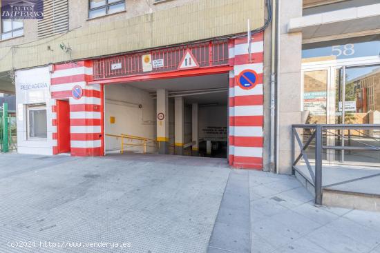 Magnífica plaza de garaje en el Edificio Atalaya, entre Camino de Ronda y Calle Arabial - GRANADA