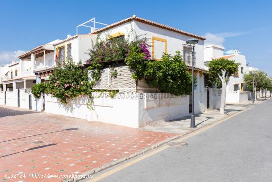 Adosado en Urb. Mare Nostrum primera linea - GRANADA