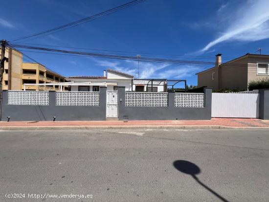 CHALET EN LOS BALCONES DE TRES DORMITORIO CON PISCINA - ALICANTE