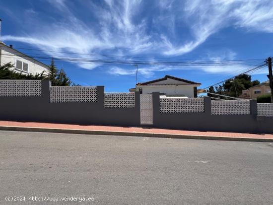 CHALET EN LOS BALCONES DE TRES DORMITORIO CON PISCINA - ALICANTE