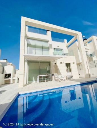  PRECIOSA VILLA DE 4 DORMITORIOS Y 3 BAÑOS CON PISCINA PRIVADA - ZONA LOMAS DE CABO ROIG - - ALICANT 