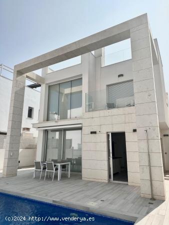 PRECIOSA VILLA DE 4 DORMITORIOS Y 3 BAÑOS CON PISCINA PRIVADA - ZONA LOMAS DE CABO ROIG - - ALICANT