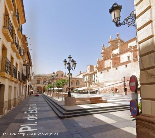 LOCALES COMERCIALES Y VIVIENDA CON TERRAZA EN PLAZA DE ESPAÑA - MURCIA