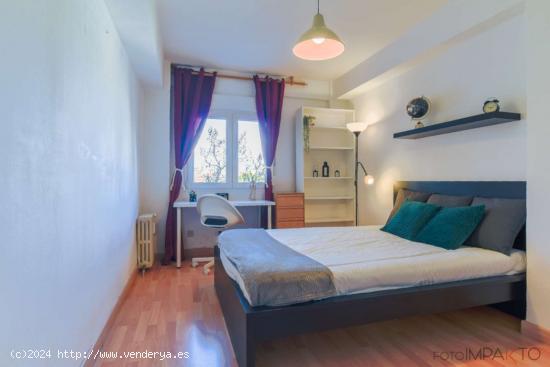 ¡Habitaciones en alquiler en un piso de 7 habitaciones en Madrid! - MADRID