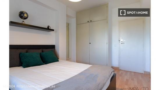 ¡Habitaciones en alquiler en un piso de 7 habitaciones en Madrid! - MADRID