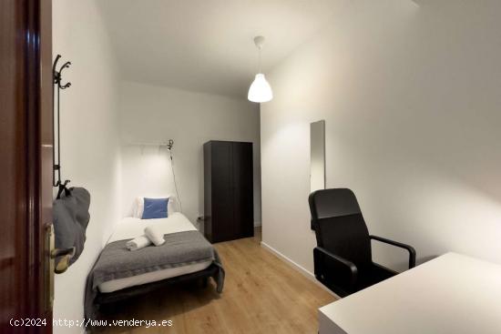 ¡Habitaciones en alquiler en un apartamento de 7 habitaciones en Barcelona! - BARCELONA