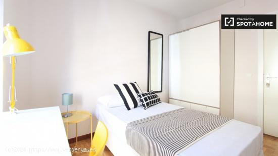 Amplia habitación con balcón en un apartamento de 12 habitaciones, Salamanca - MADRID