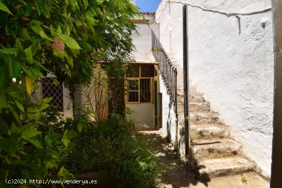 Casa de dos plantas para reformar en Santa Catalina - BALEARES