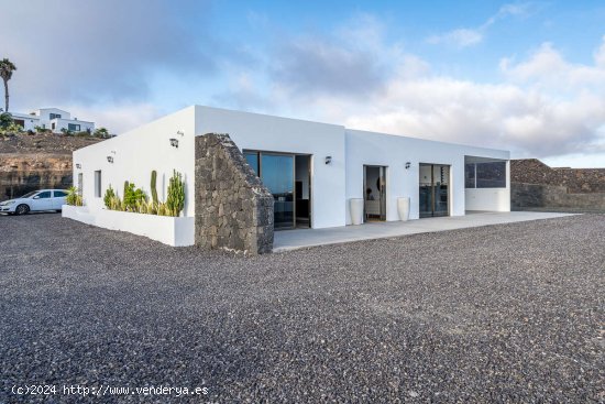 Lujo y Tranquilidad en Mozaga: Villa de Diseño Contemporáneo - Teguise