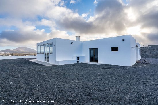 Lujo y Tranquilidad en Mozaga: Villa de Diseño Contemporáneo - Teguise