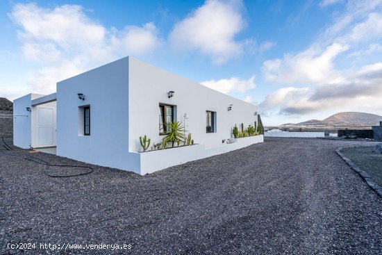 Lujo y Tranquilidad en Mozaga: Villa de Diseño Contemporáneo - Teguise