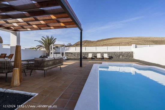 Sumérgete en el Paraíso: Villa de Ensueño en Playa Blanca, Lanzarote - Yaiza