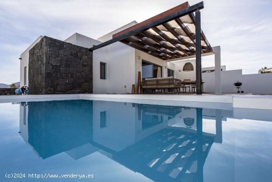 Sumérgete en el Paraíso: Villa de Ensueño en Playa Blanca, Lanzarote - Yaiza