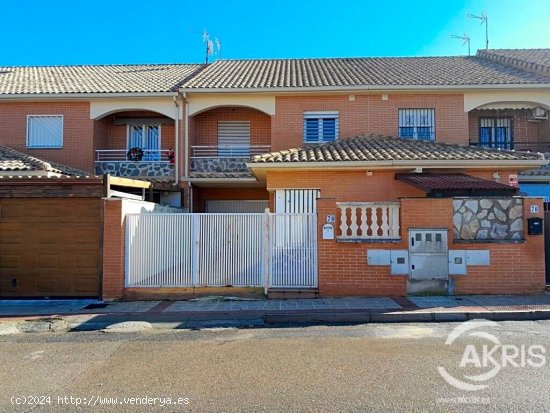 CHALET ADOSADO EN YUNCOS EN ZONA RESIDENCIAL