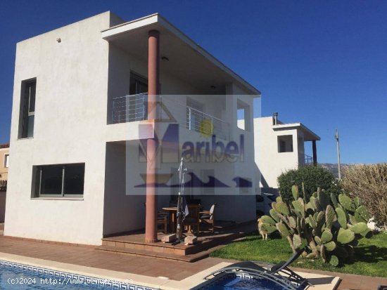 Villa con piscina y vistas al mar