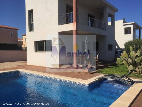 Villa con piscina y vistas al mar