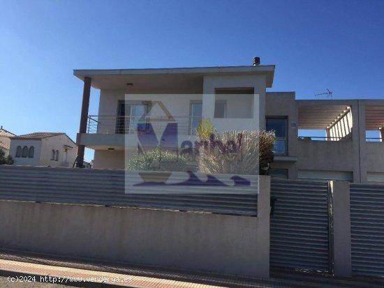 Villa con piscina y vistas al mar