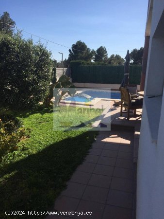 Villa con piscina y vistas al mar