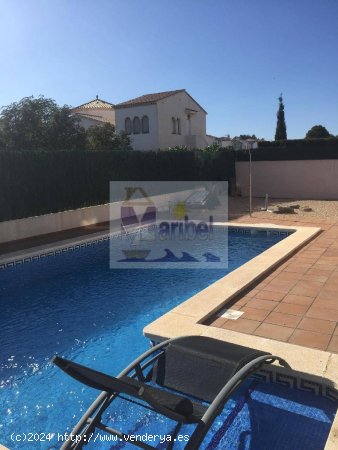 Villa con piscina y vistas al mar