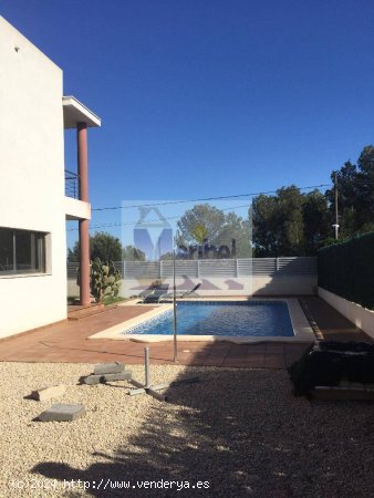 Villa con piscina y vistas al mar