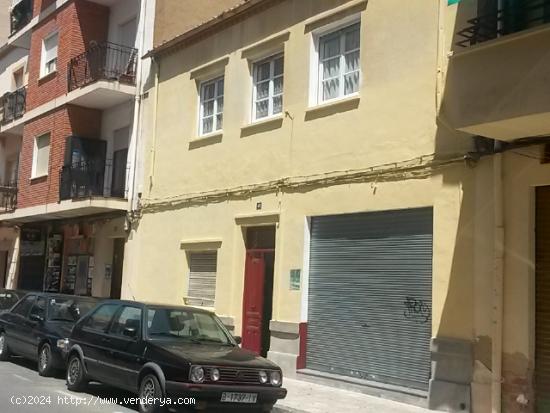 Casa Plurifamiliar sin vecinos y con garajes en el centro de la ciudad