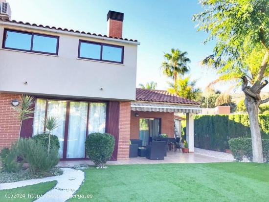 Chalet adosado en urbanización con piscina a 50 metros de la playa - ALICANTE