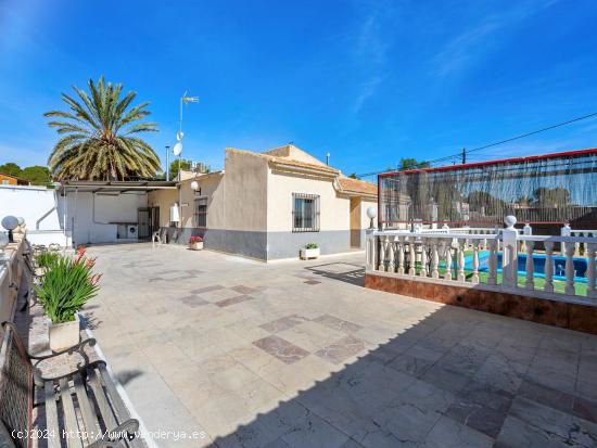 Finca recién reformada con establo, piscinas privadas y vistas en Albatera/Crevillente - ALICANTE