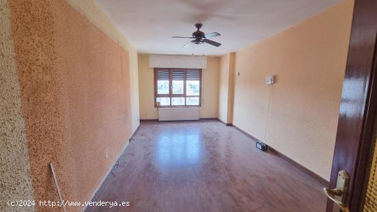 PISO EN VENTA EN CASETAS, 3 DORMITORIOS Y TRASTERO. PARA REFORMAR - ZARAGOZA